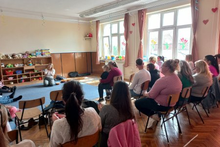 A képen a nyílt nap résztvevői láthatóak ahogy a székeken helyet foglalva hallgatják a velük szemben helyet foglaló előadót.
