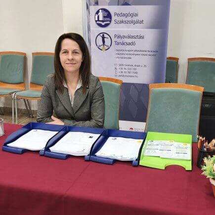 A képen a Szakmák Piacán felállított, Pályaválasztási Tanácsadói stand látható amely mögött kolléganőnk helyet foglalva várja az érdeklődőket.