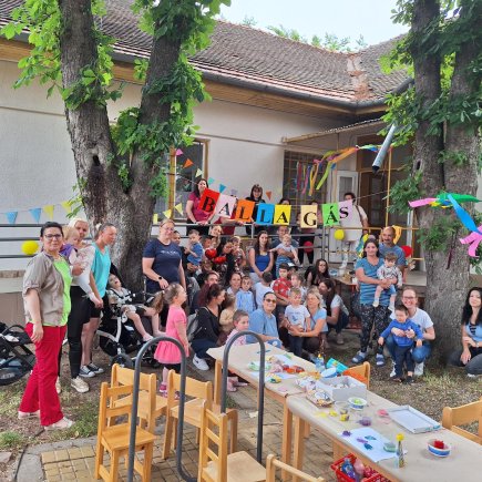 A képen a Mezőtúri Tagintézményben megrendezésre került "Víz-Party" csoportképe látható az intézmény udvarán